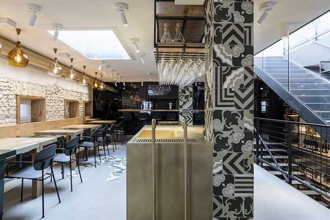 Ristorante dalle colonne a motivi geometrici